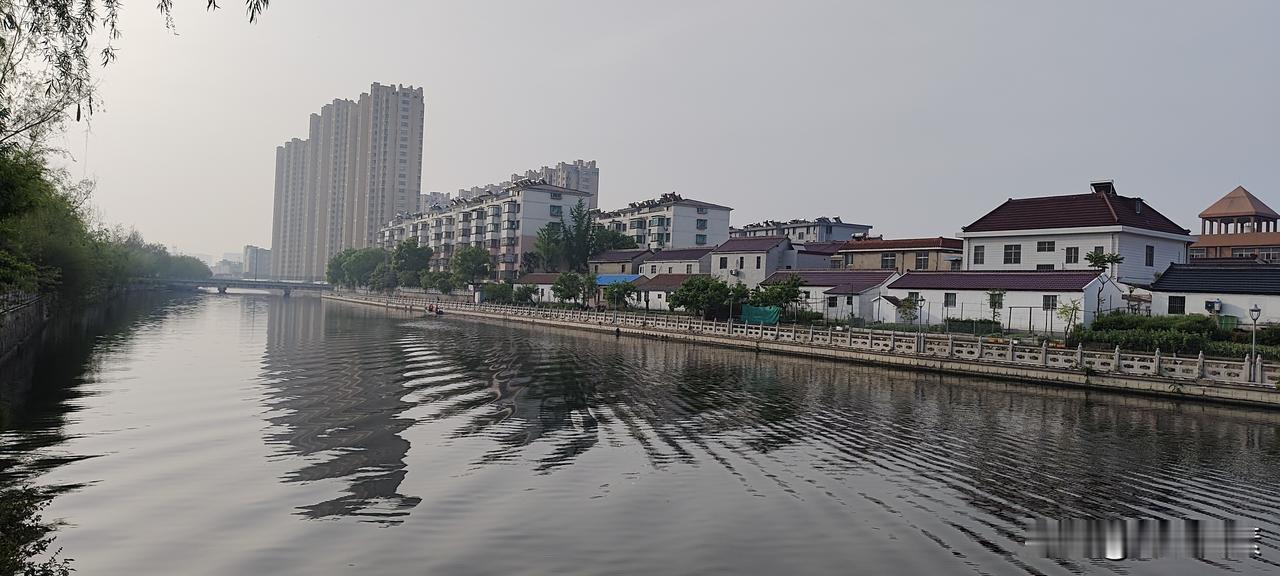 从钦州被淹看显功与潜功看到一个视频，广西钦州一场暴雨，全城被淹，车主们站在齐腰