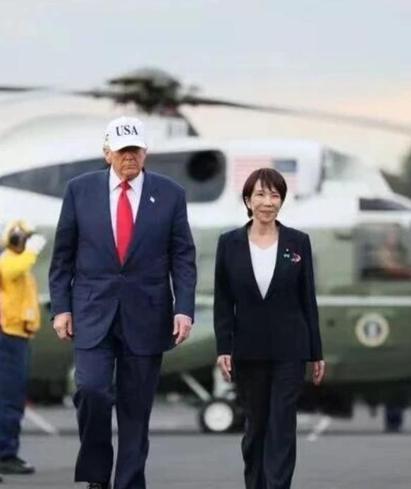 高市早苗可能真的把美国总统迷住了,这位64岁的老太太很会来事。从人情世故这个角度