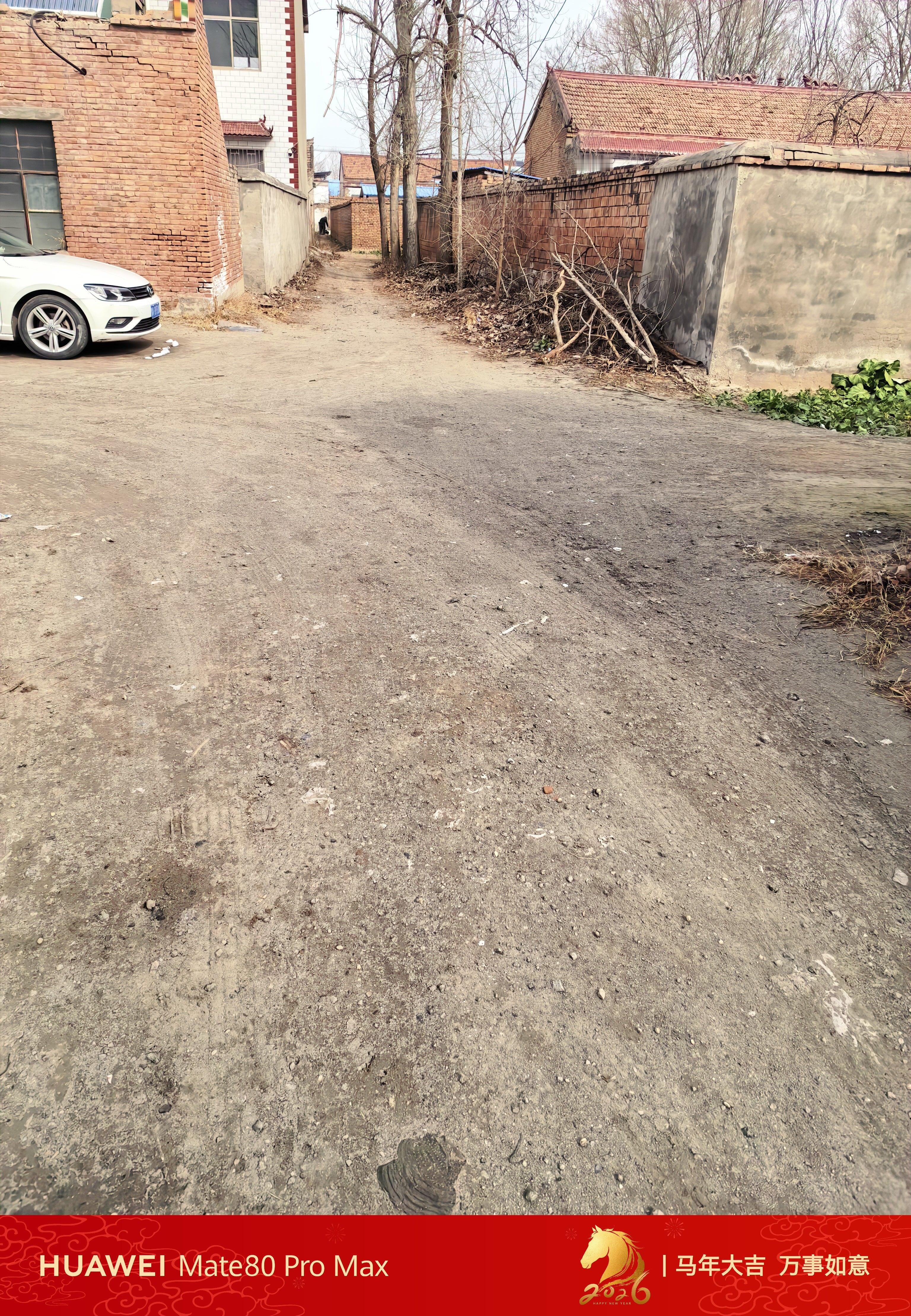 一个粉丝大哥说，他村里是户户通，都有铺路，我村里的情况是，只有主干道会铺水泥路，