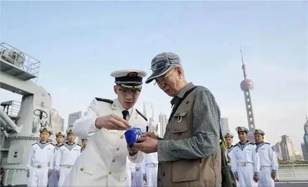 91岁海军老兵参观军舰，却因没有预约被拦下，情急之下，他拿出1953年的解放军胸
