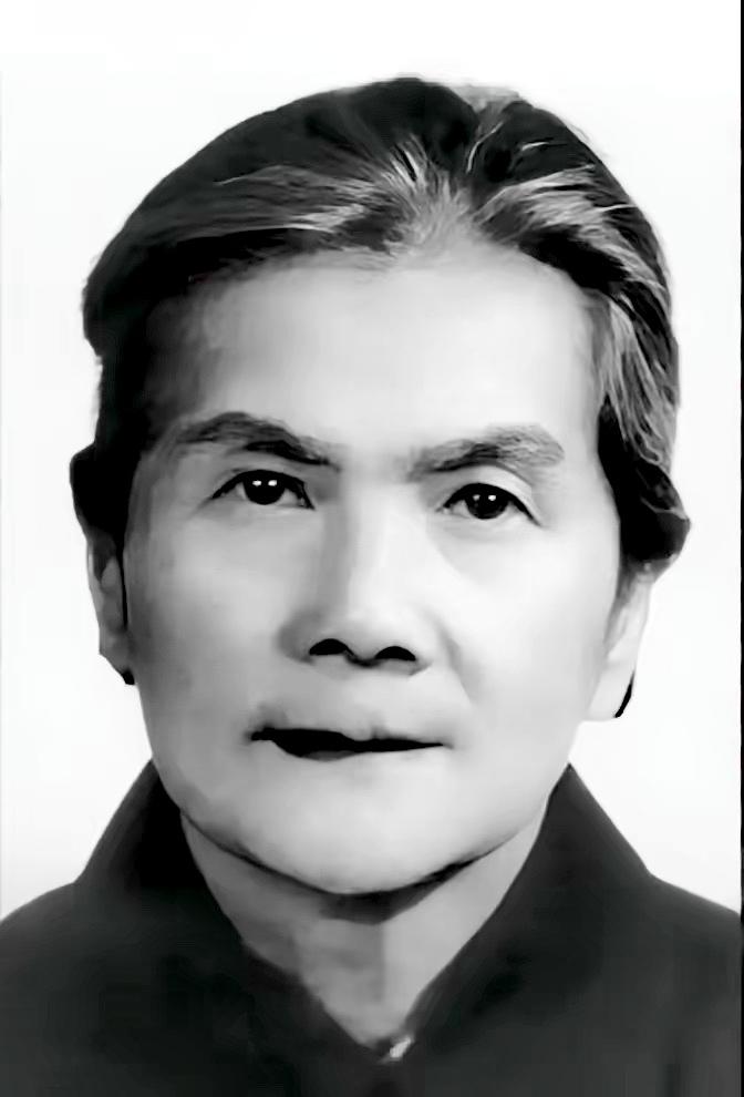 1979年，山西某个偏僻的劳改农场里，一个74岁的白发老太太，颤抖着手接过了一张