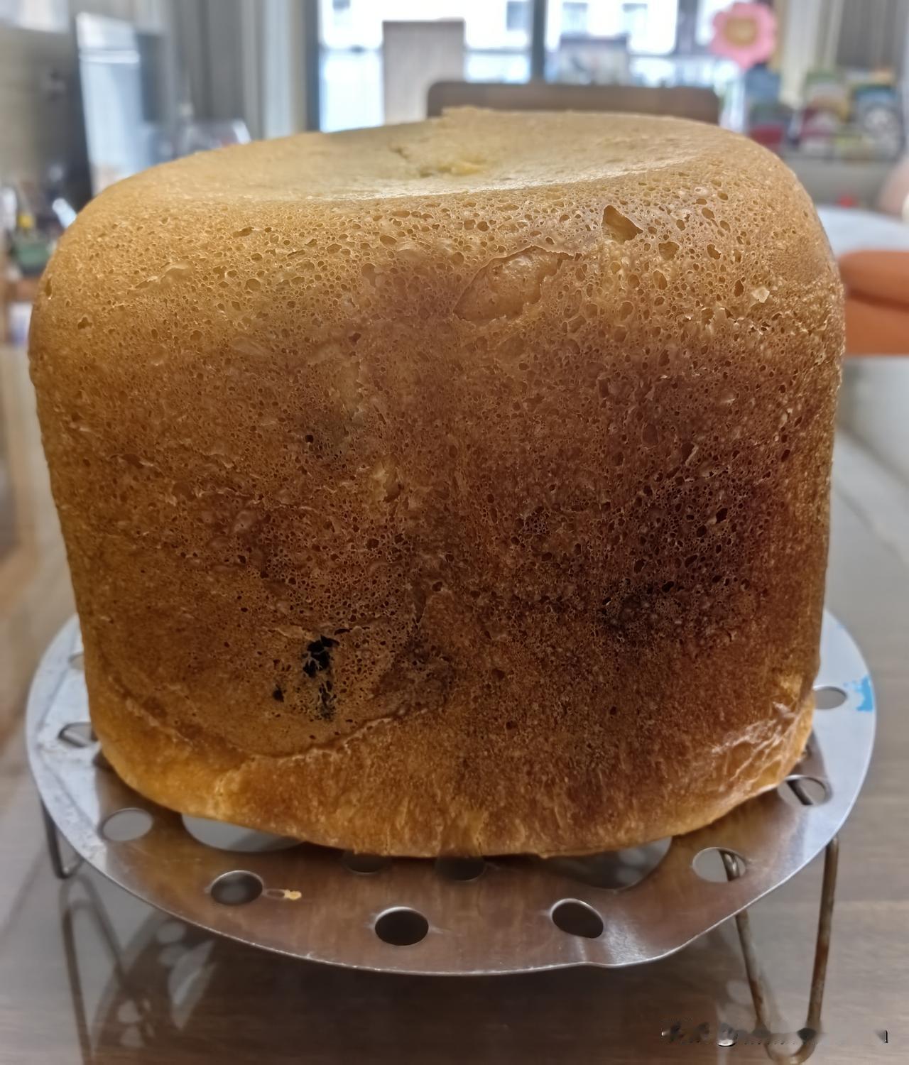 第一桶面包顺利出炉啦，成色看着很不错。午饭后洗碗时，面包机已转入烘烤模式，厨房