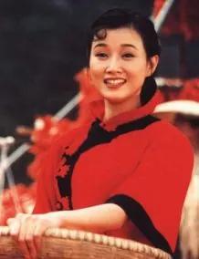 宋祖英2008年她获一等功，肩章换成松枝叶，待遇直逼将军级别，大家顺势叫开了“文