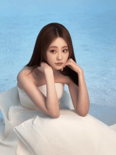 祝绪丹把书卷穿在了身上祝绪丹这造型太会玩！白色抹胸长裙褶皱似书页，仙美又高级，