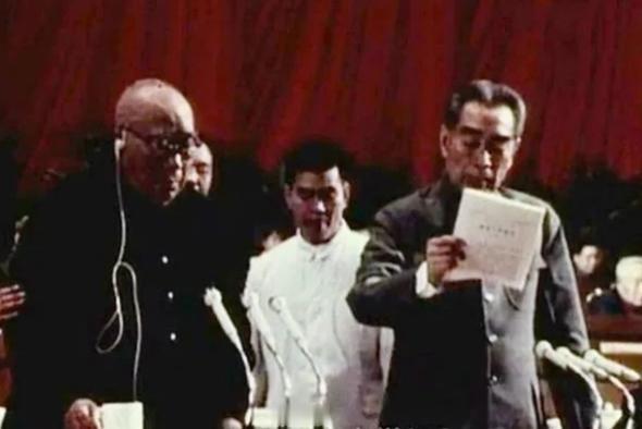 1975年，周总理最后一次做政府报告，89岁的朱老总非要站立作陪，周总理病魔缠身