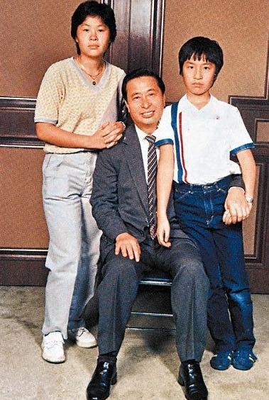 李家诚从小到大长相都没什么变化，他兄弟姐妹五个，颜值最高的就是他了。