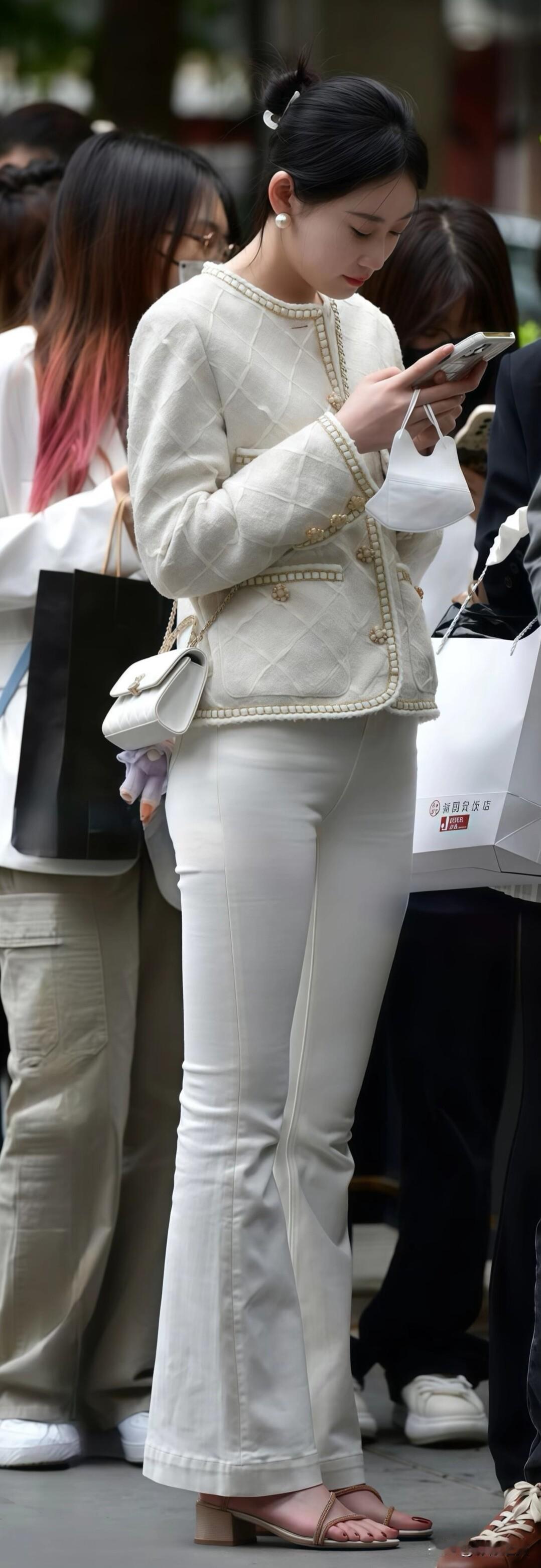 一身白香风套装也太显气质了！精致的金边和纽扣，搭配同色系包包，温柔又干练，是通勤