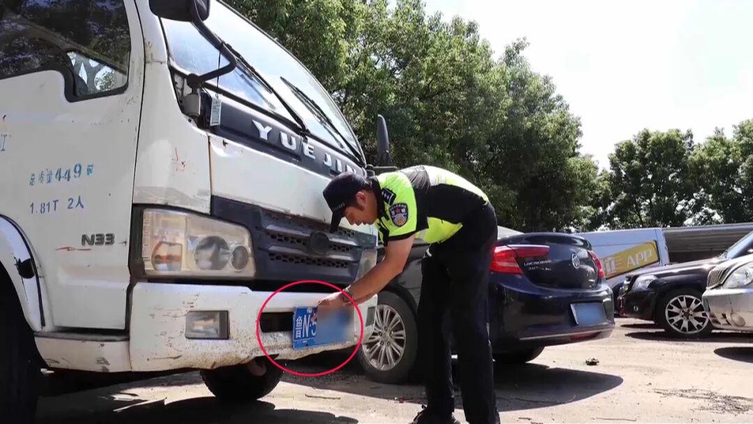 9月30日众播视频报道，宁波慈溪交警查处一起双重交通违法案件。一名男子网购