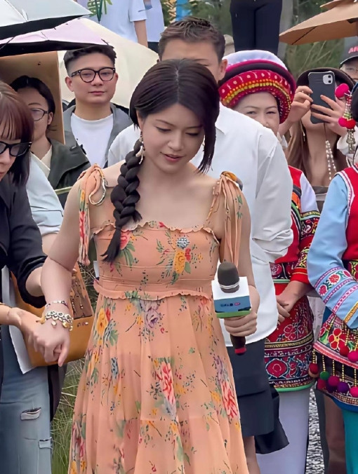 这假发也太不自然了吧，一看就知道是假的。