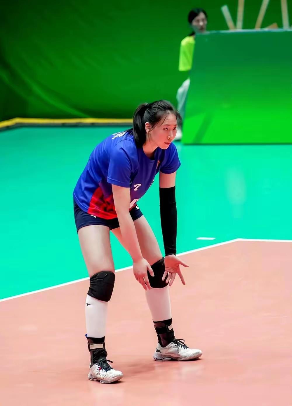 施海荣指导让周页彤领衔江苏女排二队征战越南邀请赛，就像2021年郎平让张常宁领衔