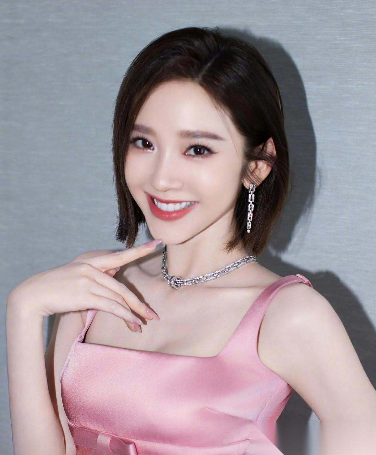 张若昀，深夜高调发文！4月3日深夜，一向低调的张若昀，突然在社交平台发文，仅1