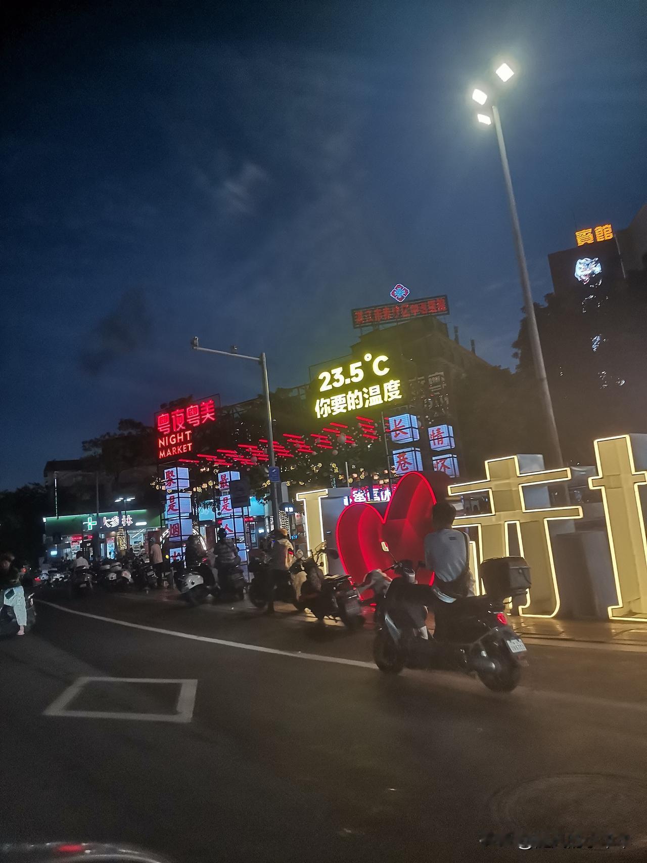 人一定要有一个心里爱的人，这样的生活才会有盼头，人生才会更有意义，不管爱或