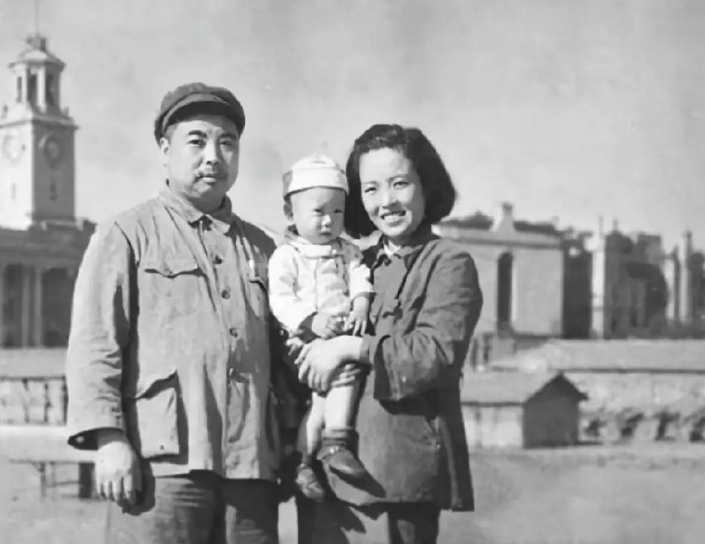 1949年5月，武汉解放后，34岁的四野14兵团副政委吴法宪与夫人陈绥圻、1岁