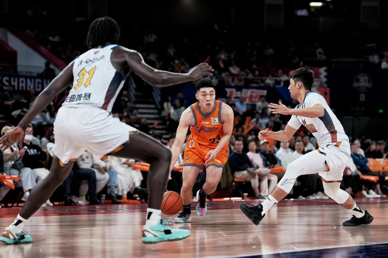 上海队派出王哲林、张镇麟、李弘权以及双外援古德温、洛夫顿的先发阵容。考虑到对手实