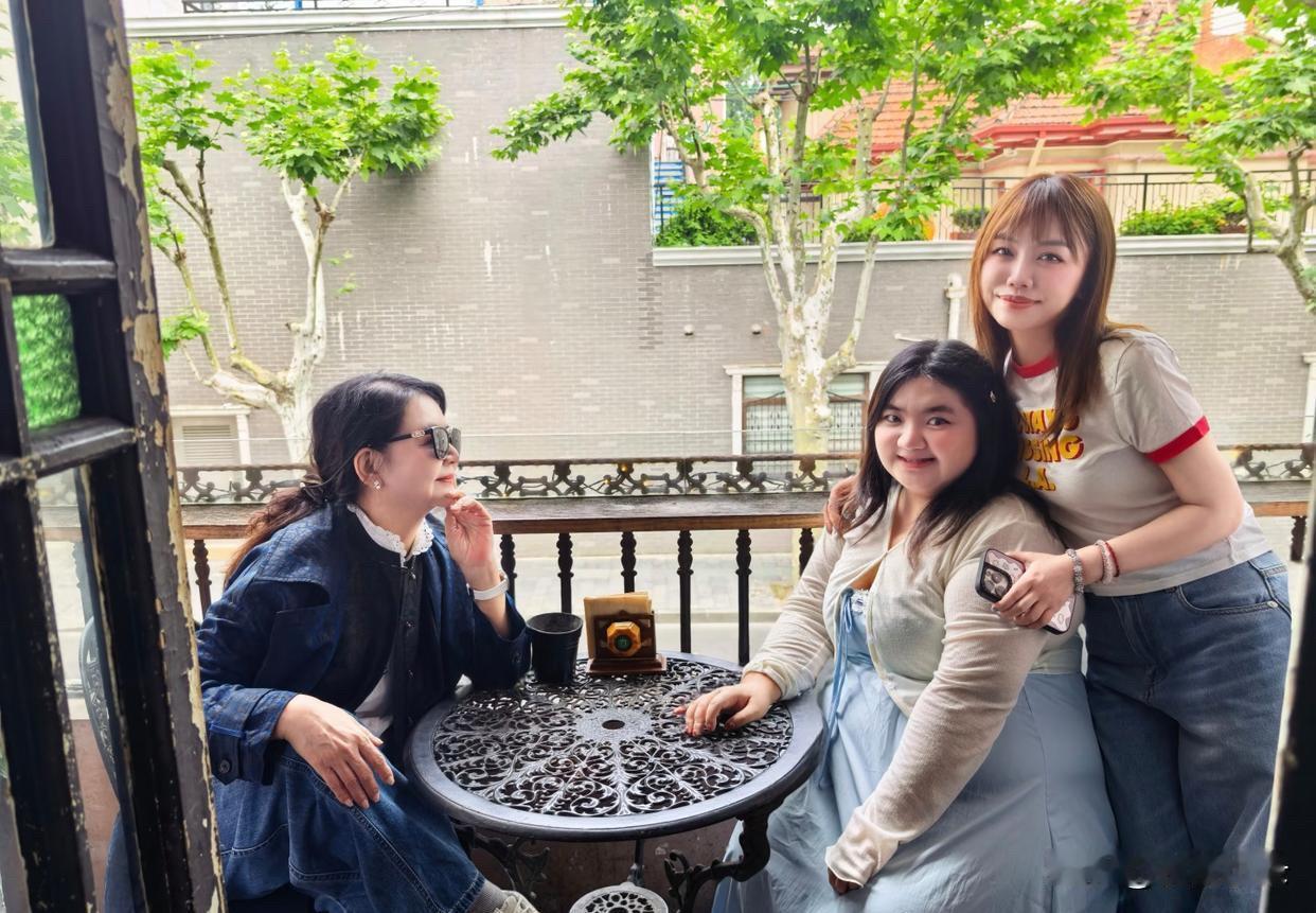 68岁胡慧中携女现身上海老酒馆！26岁女儿身材胖，母女颜值差距大！