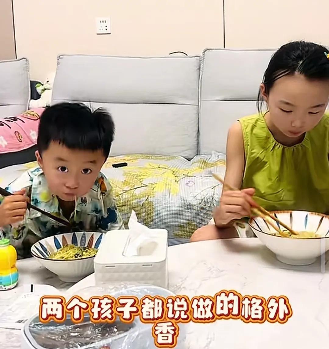 田静的两个孩子真是太机灵了，田静拍视频，两个孩子配合的非常好，吃着田静煮的面