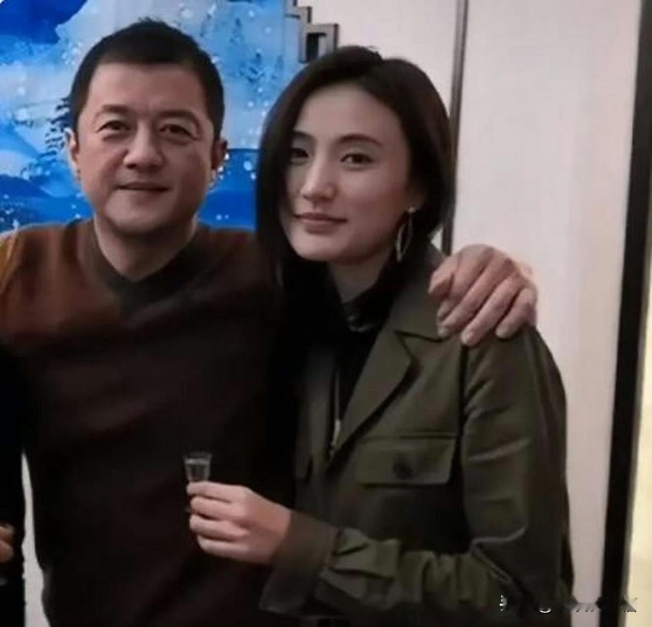 李亚鹏这类人大概率就是这个时代的混子年轻的时候仗着自己长得不错火了后，就开始
