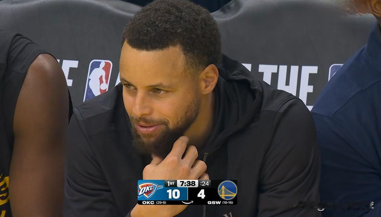 勇士当家球星库里真是气定神闲！在今天勇士主场迎战雷霆的比赛中，当时比赛进行到了第