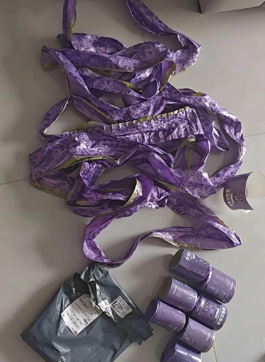 垃圾袋这玩意根本就不够数，只要你问绝对不够，然后商家就会退款说发错了，你不问的话