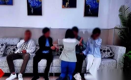 “你把他处理掉，不然就离婚！”当丈夫吼出这句话的时候，我知道，她完了。这个叫李