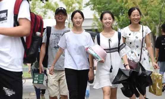 辅导员告诉你的大学里的二十条潜规则其一，大学期间，最好莫要担任寝室长。否则，你