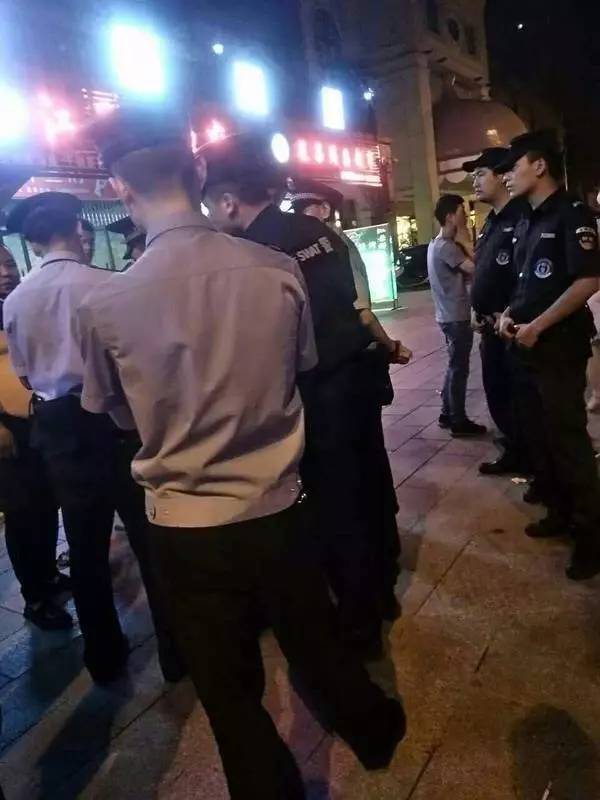 昨晚, 南溪滨江路宵夜店有人打架受伤! 特警都出动了