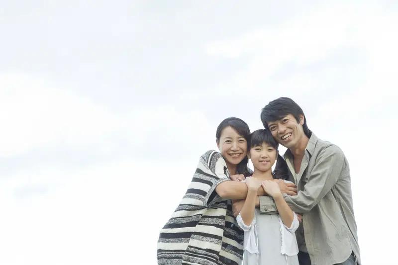 妻子在不知情的情况下发现丈夫将婚后共同购买的两套房过户给前妻，愤怒发声：“他居然