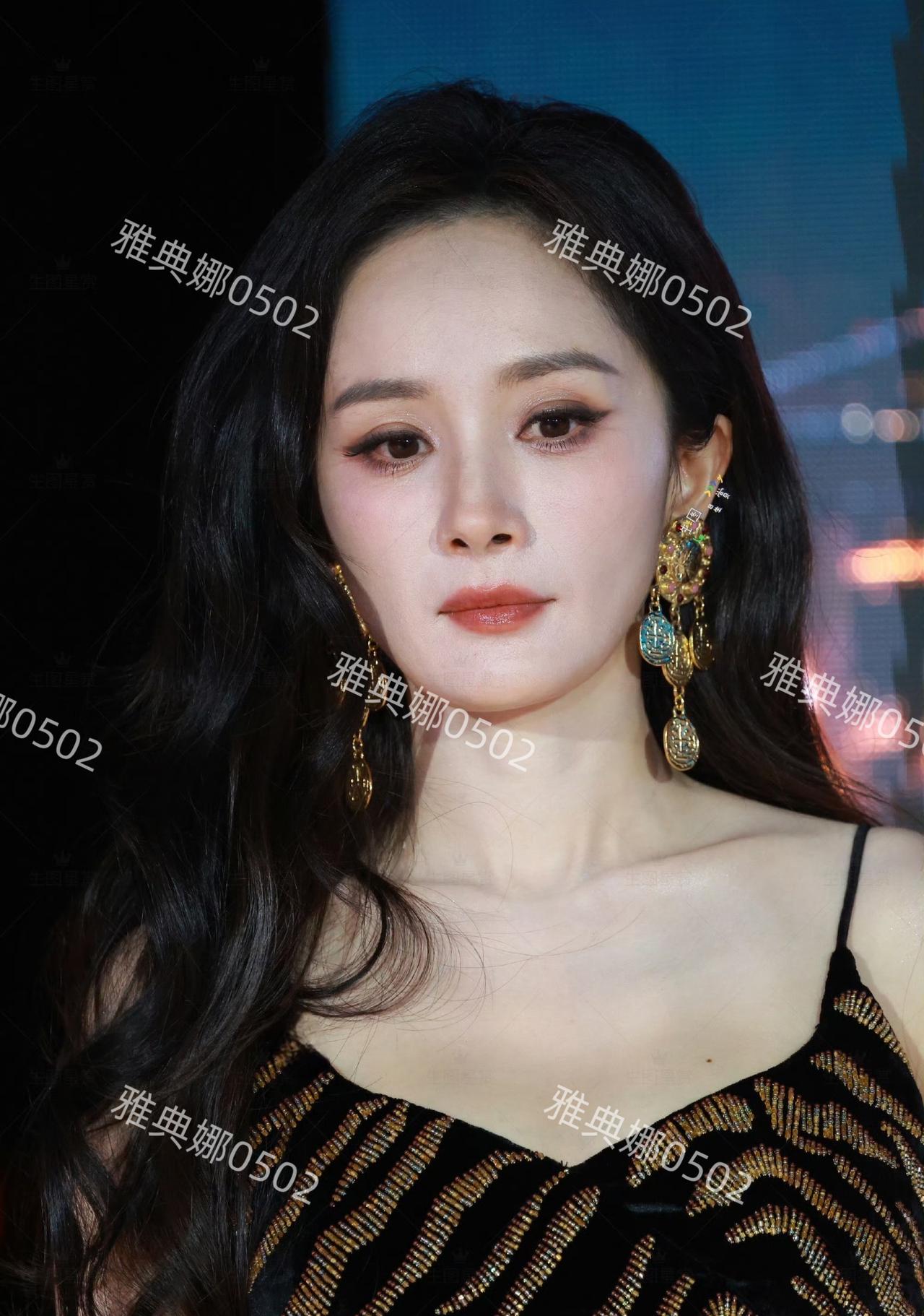 杨幂虽然身材保持得不错，一双美腿也一如既往的吸睛，但脸却明显不年轻了岁月痕迹很明