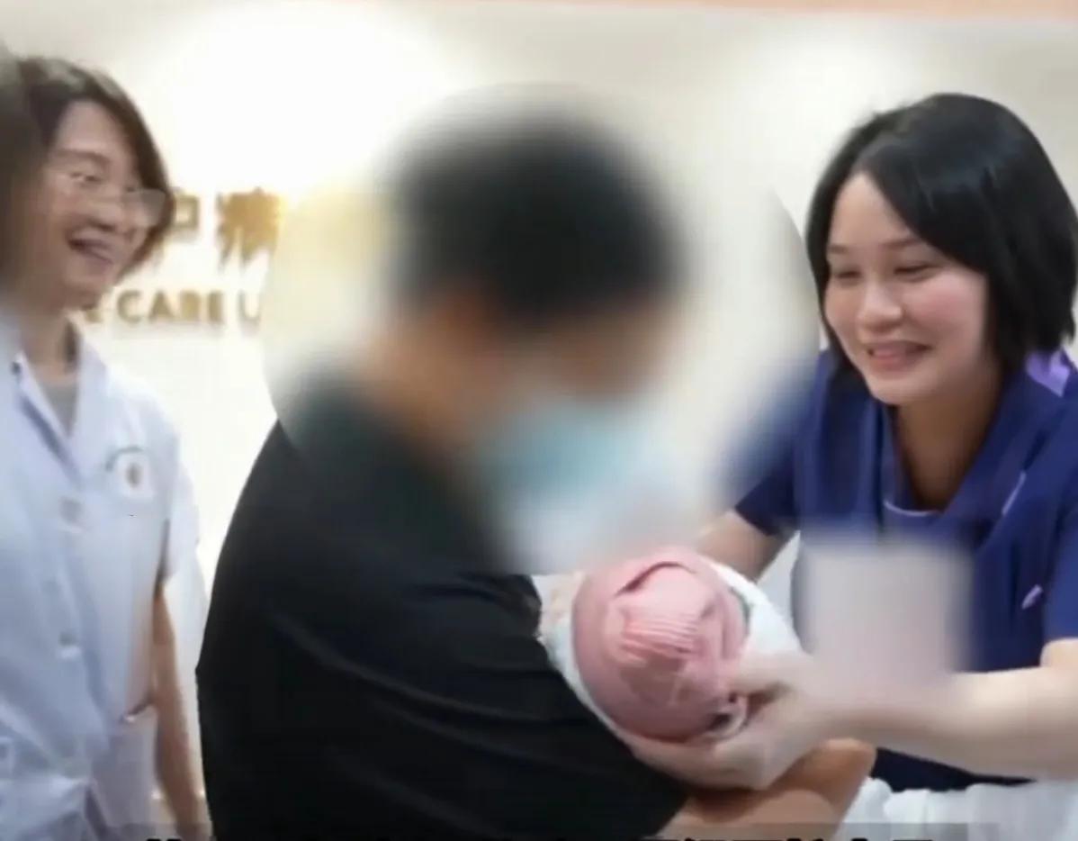 女子怀孕5月产下巴掌大婴儿，体重仅0.3公斤脚巴像成年人拇指！“怀孕5月产下