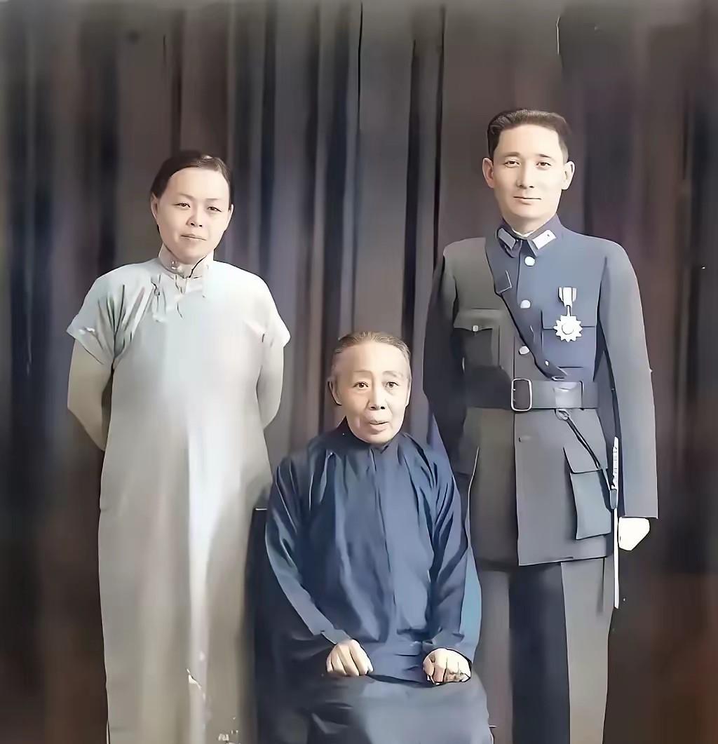 这是1936年，张治中将军与妻子洪希厚，以及岳母的合影照。照片中岳母坐在前排，