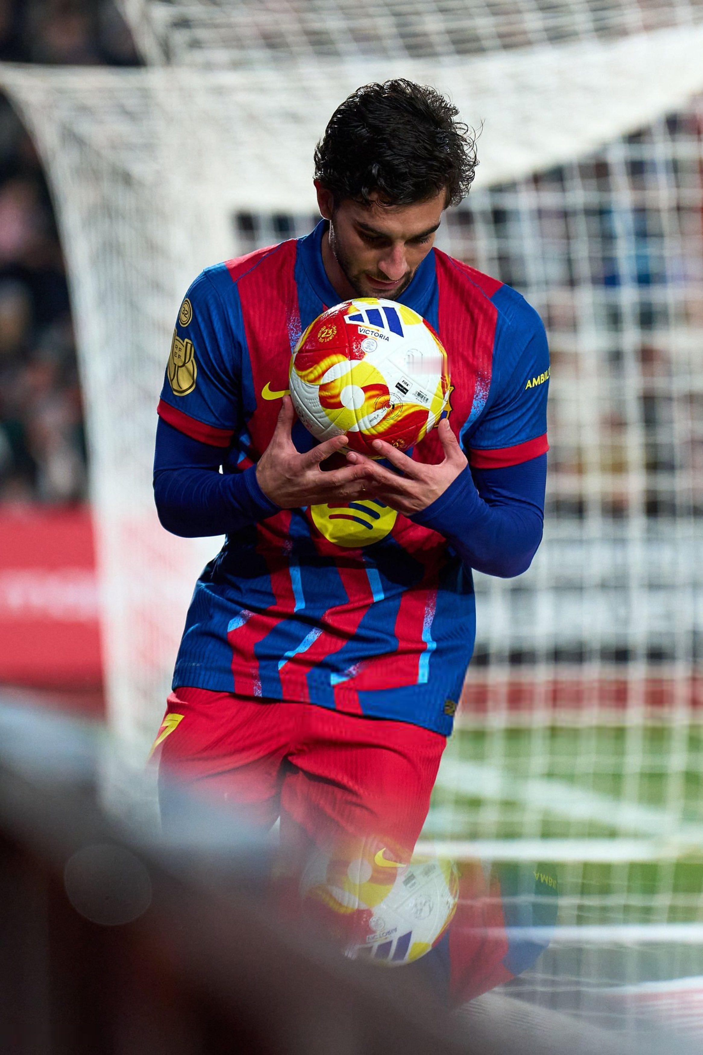 每体：费尔明续约后，巴萨下一步续约目标是费兰-托雷斯。巴萨至死不渝红蓝魂