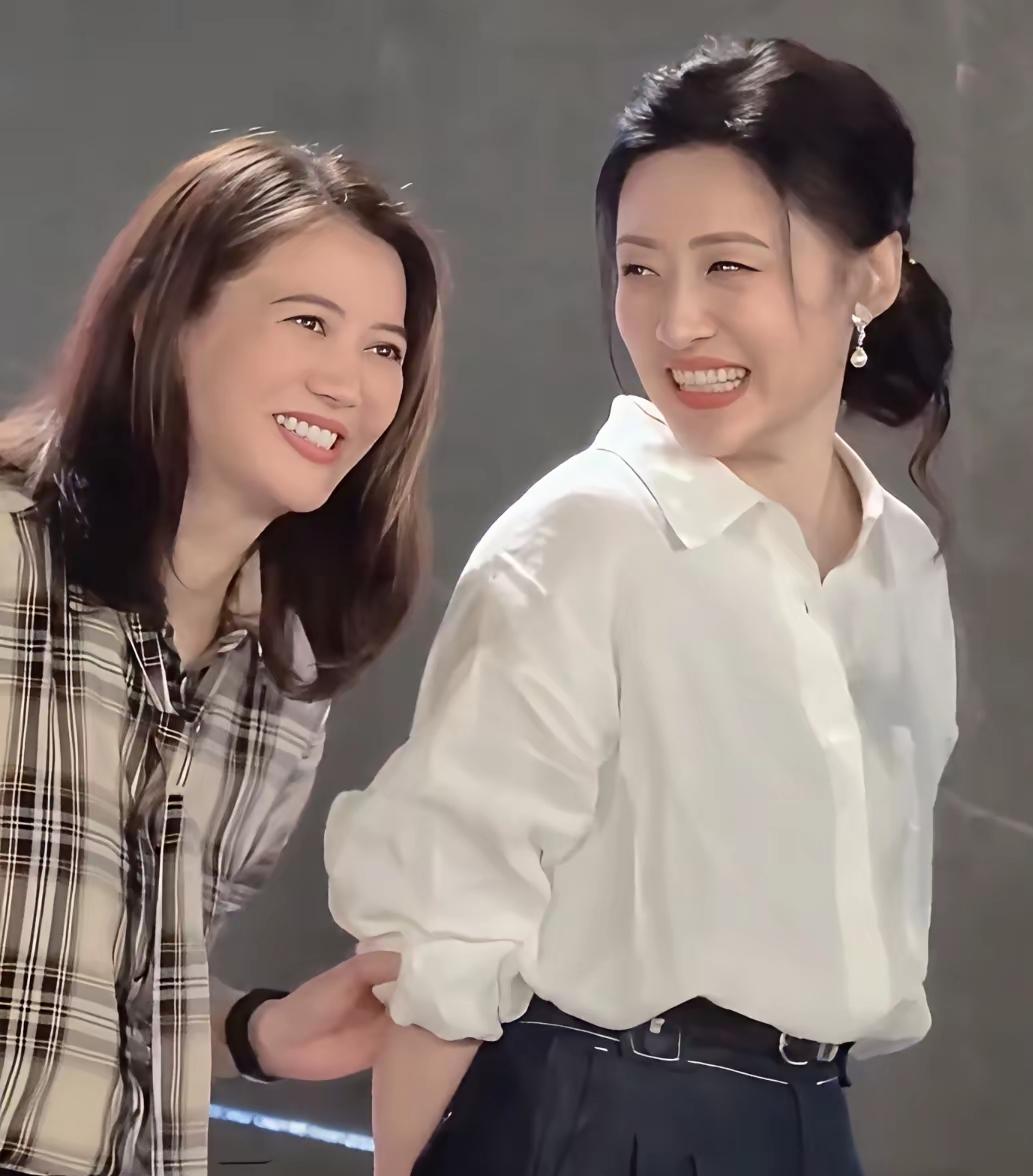 😯😯😯两大女神同框太惊艳！袁咏仪素颜状态绝佳，不施浓妆依旧明