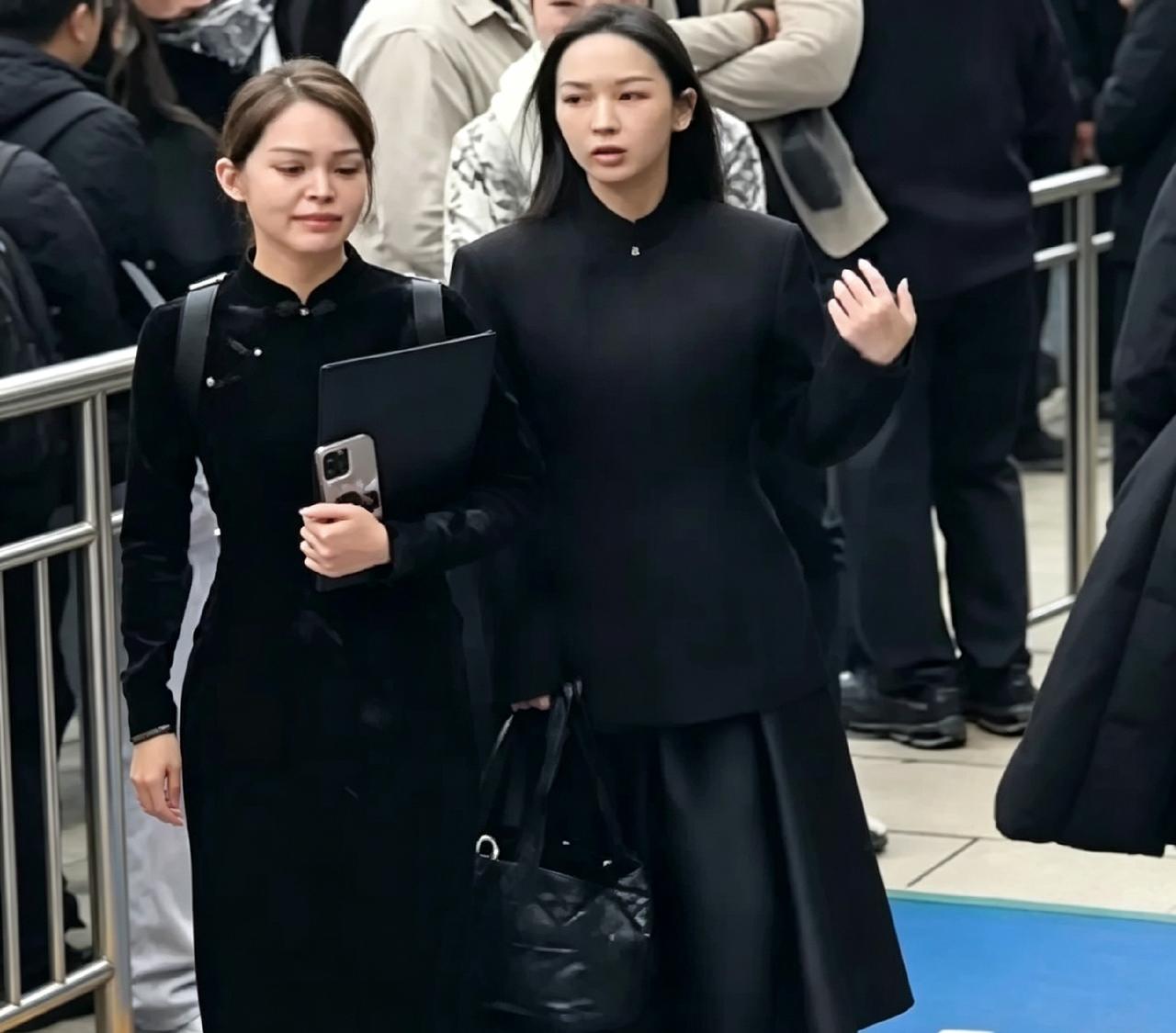 9月30日，八宝山兰厅举办游本昌老先生告别会。他的两位孙女游叶盈琪、游盈绮一身黑