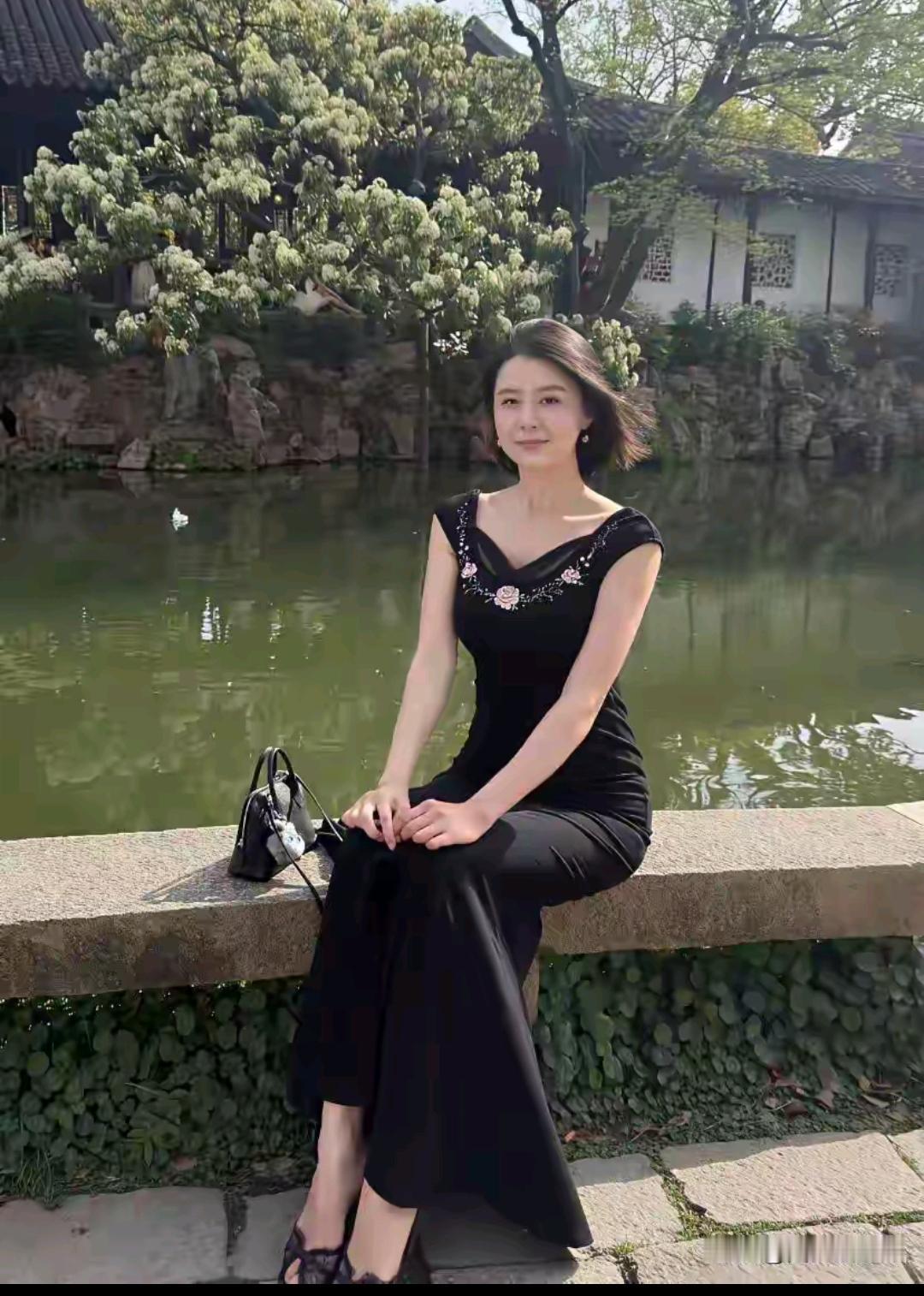 大家不妨猜猜她的年龄有多大？有没有婚育？