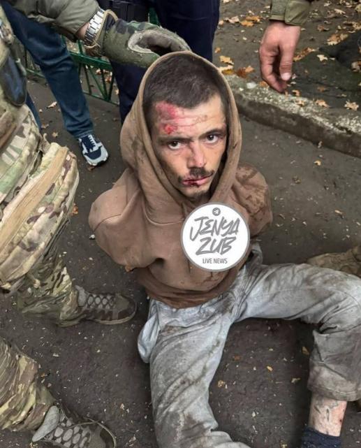 这件事情太离奇了，一名走散的俄军士兵，闯入房间扫射杀死5名正在睡觉乌军。最后，这