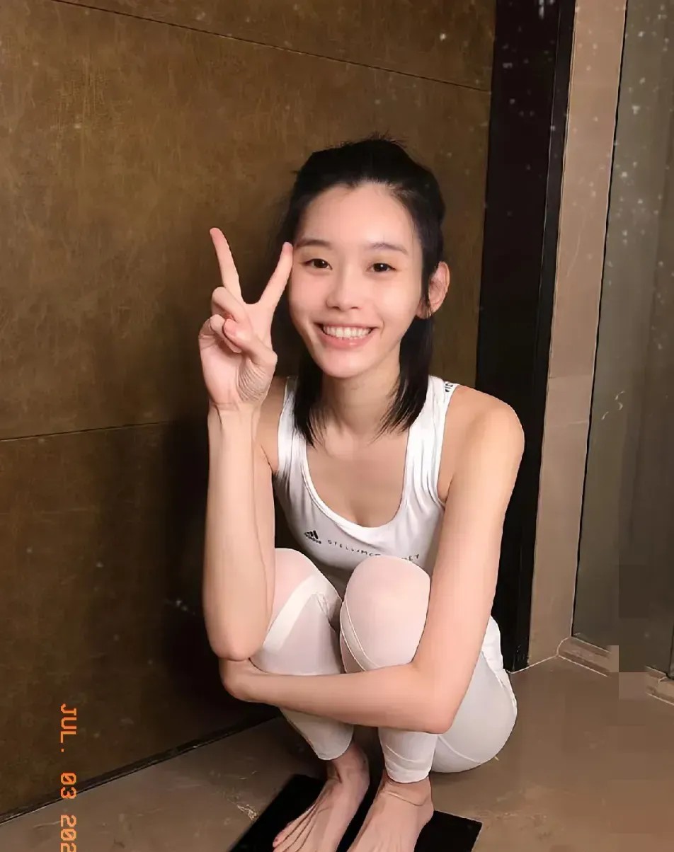 奚梦瑶说：她的老公每次洗完澡后，因为他不喜欢脚垫，所以总会把卫生间里弄的都