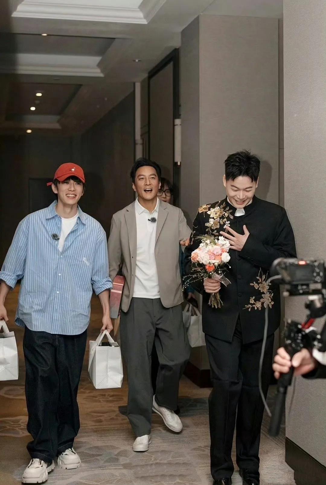 吴彦祖惊现送外卖！网友开门当场懵了：这外卖小哥也太帅了吧！吴彦祖在杭州录制综艺