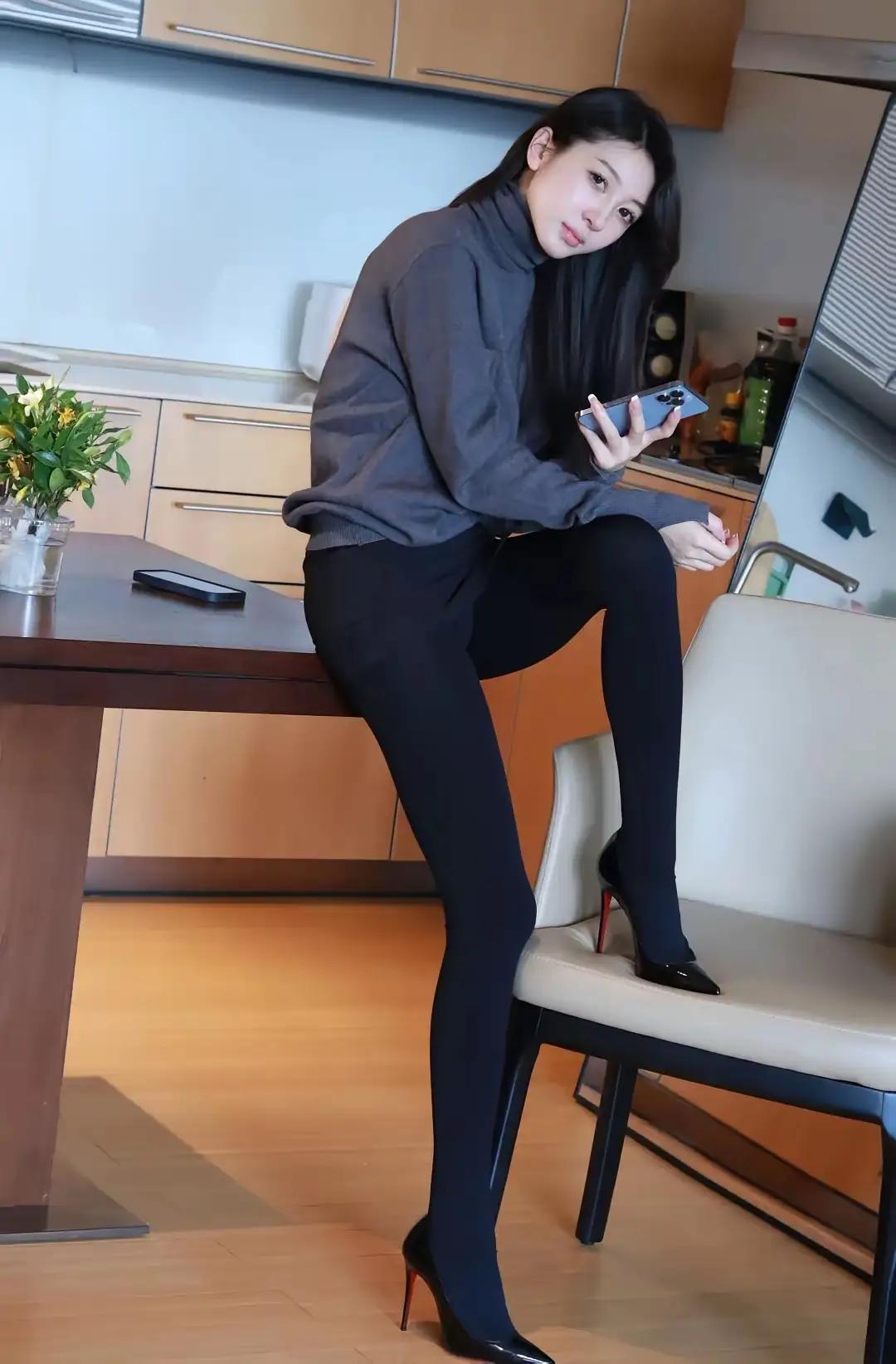 都市女郎的精致生活，时尚穿搭与现代厨房的完美融合。气质穿搭女人味都市女性穿搭