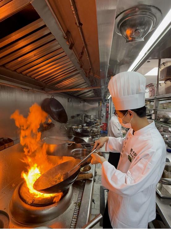 怎么判断一家饭店的菜是不是预制菜？很简单，只要说一句“不放盐”，就能马上测出来。