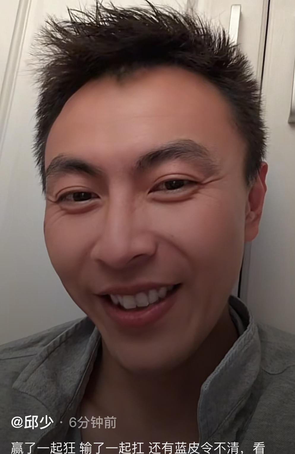 上海海港知名球迷邱少表示由于海港输了球，上海申花球迷一定非常开心。但邱少也提醒，
