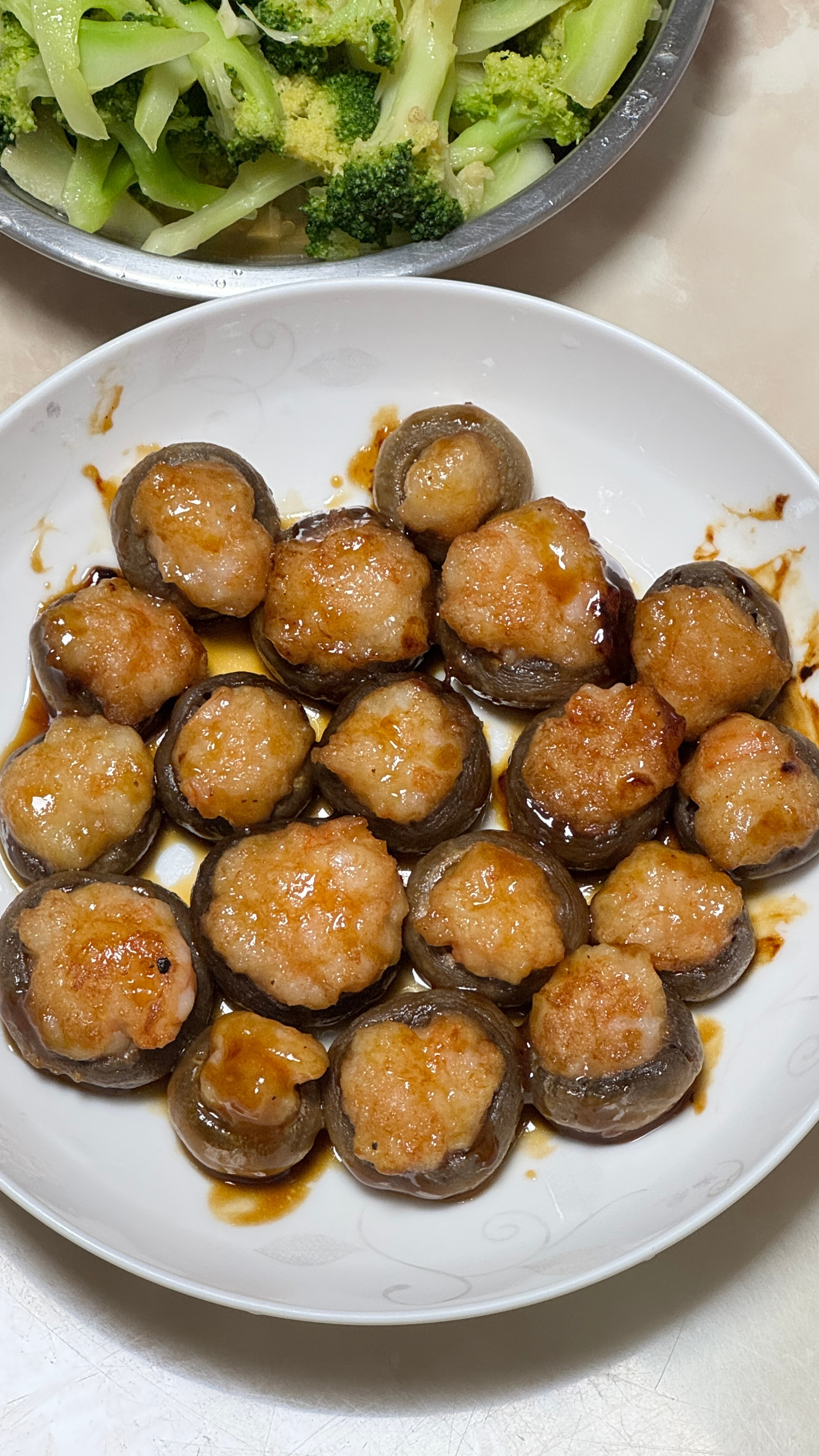 又做口蘑虾滑了这次有点闷太久了底下有点焦了独加记一