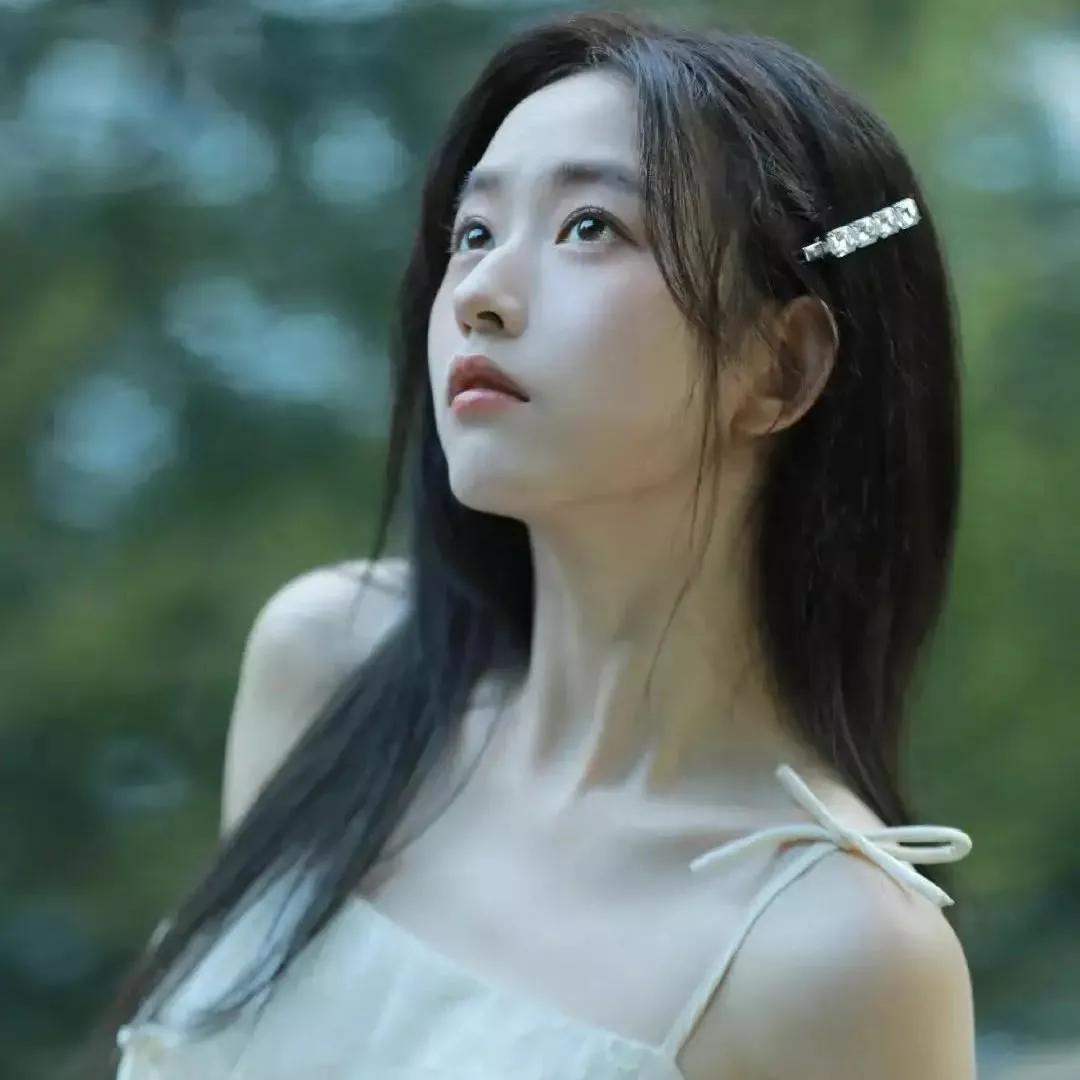 碧玉妆成一树高，万条垂下绿丝绦。柳早吐绿逢早春无心插柳自长成碧玉粉绿挂件碧