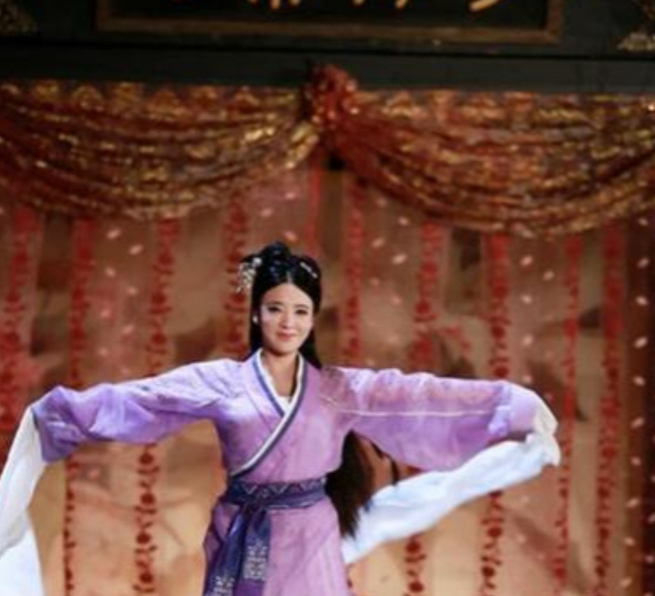 汉武帝要去卧室更衣，叫李夫人侍奉，随后就在房里宠幸了她。看着汉武帝满足的脸色，平