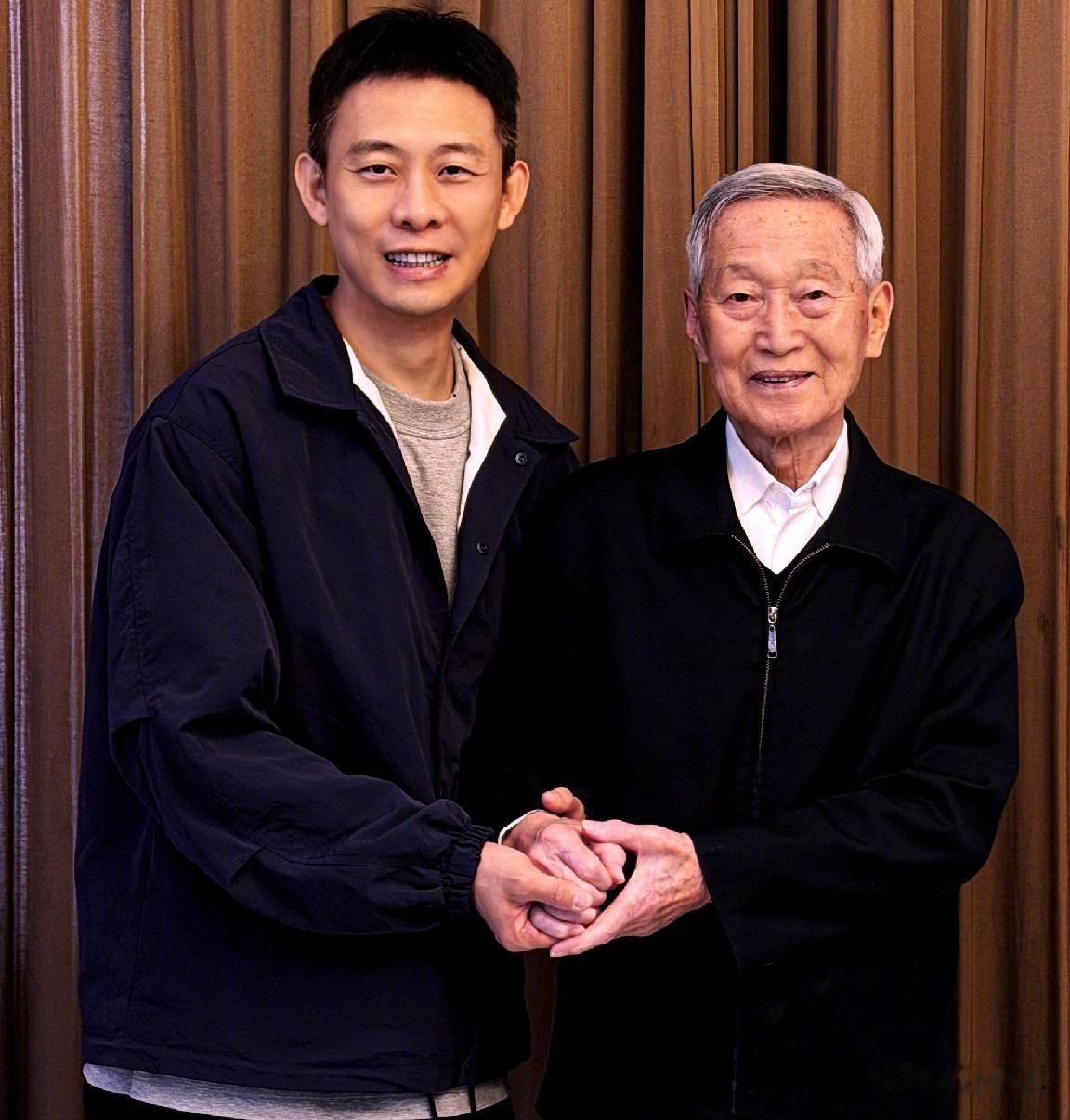 张译，发文致敬！10月1号国庆节，张译发了篇致敬长文，还配了张跟一位白发老
