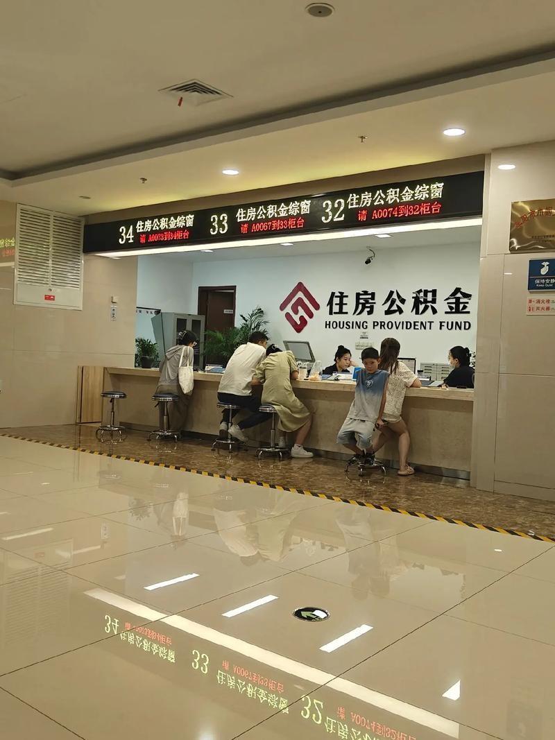 月薪3000起步，4年后公积金比父亲养老金还高。你跟我说这叫“知足”？女孩当