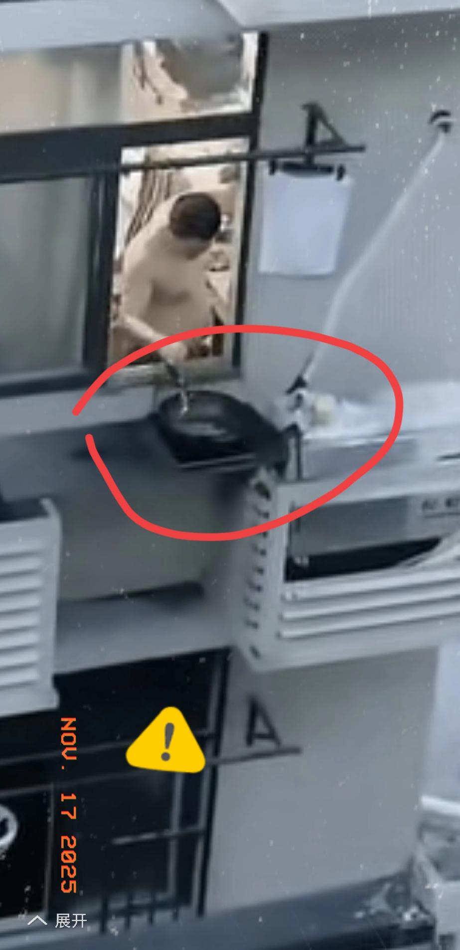 走自己的路，让别人无路可走，跟这种毒瘤做邻居真的悲哀[哭哭]在阳台做饭阳