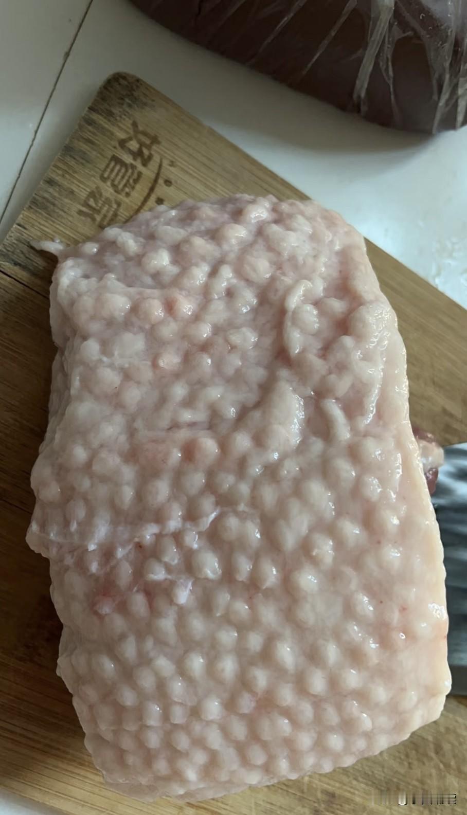 妈呀，昨天买了一块五花肉，削完皮竟然变成这个样子，真是吓死个人了！有人懂这是怎么