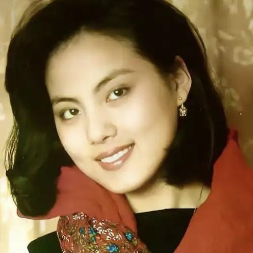 王扶林：“她很漂亮，但是个草包美人”。17岁为“爱”成全邓婕，28岁自杀身亡，乐