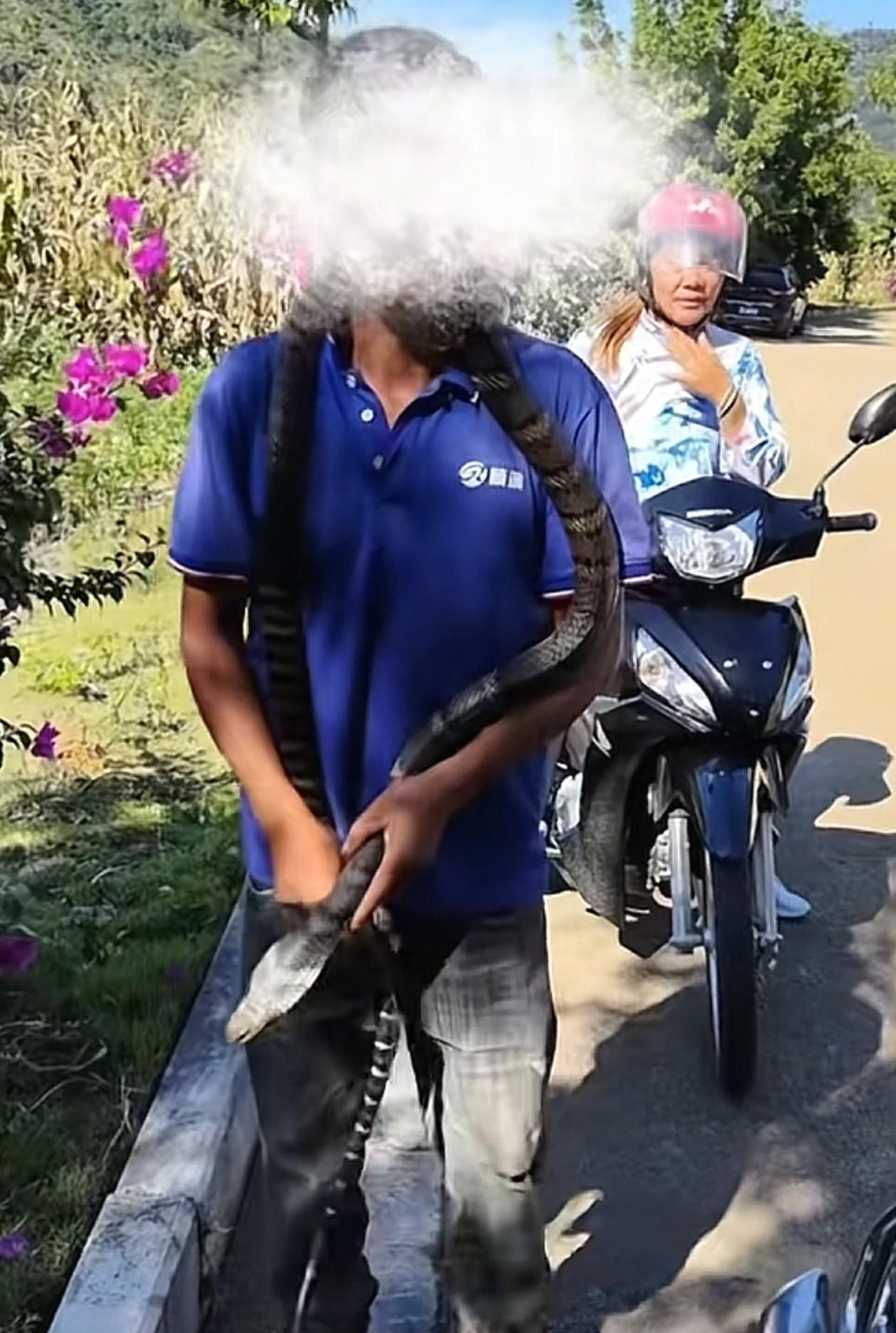 真是作死！贵州一村民把受伤的眼镜王蛇挂在脖子上把玩，不幸被咬伤，最终来不及送医去