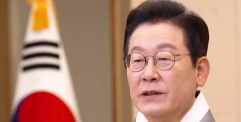 李在明穿韩服祭祖，收视率干翻综艺，老婆那件绿缎子衣服卖断货了。秋夕不是简单过节